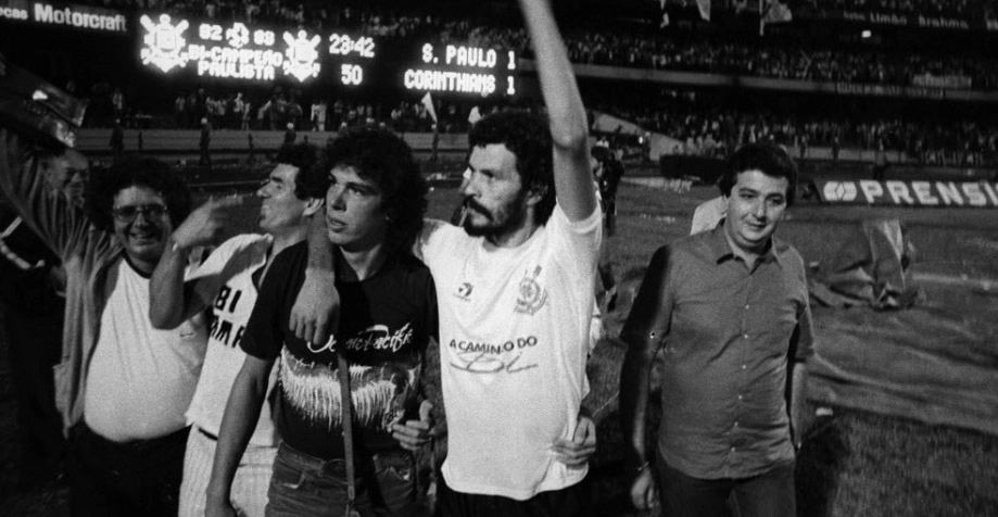 Ao lado de Sócrates, comemorando o bicampeonato paulista do Corinthians, em 1983. À direita, o então diretor de futebol do Corinthians, Henrique Alves. Foto; UOL