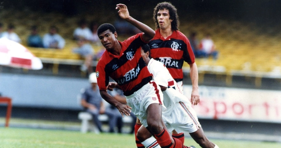 Flamengo enfrentando o São Paulo no Morumbi em 1993. Júnior Baiano e Casagrande defendiam o clube da Gávea. Foto: UOL
