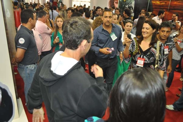 Neto foi festejado por muitas pessoas, presentes à Couromoda 2012, ocasião em que esteve no stand da Rafarillo. Foto: Marcos Júnior/Portal TT