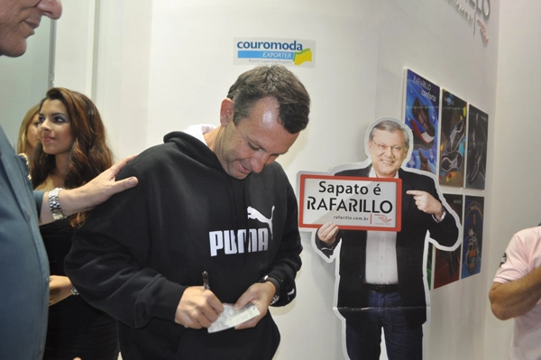 Atendendo os fãs, que compareceram ao stand da Rafarillo na Couromoda, em 17 de janeiro de 2012. Foto: Marcos Júnior/Portal TT