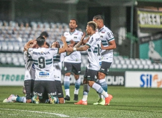 Vitória permite que o Coxa durma fora da zona de rebaixamento. Foto: Twitter/Coritiba