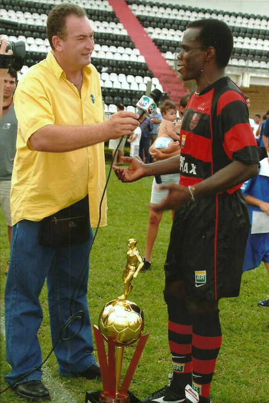 José Edvaldo Tietz entrevista Cláudio Adão antes de jogo de masters do Flamengo em Limeira. Foto: arquivo pessoal de José Edvaldo Tietz 