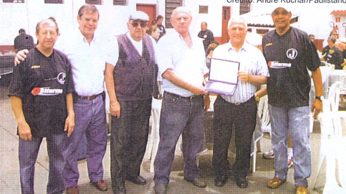 Mário Travaglini (de óculos escuros), Dino Sani (ao lado direto de Travaglini) e Basílio (de boné), no estádio da Rua Javari, em 2004. Foto: revista oficial do Juventus
