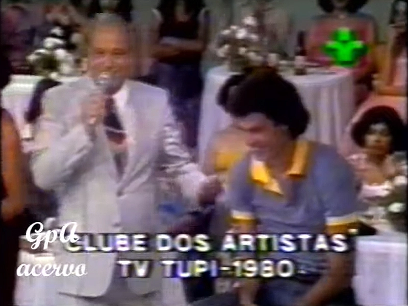 Airton Rodrigues, apresentador do programa Clube dos Artistas, que dividia com sua então esposa Lolita Rodrigues, está ao lado de Sócrates em um programa de 1980. Foto: Reprodução