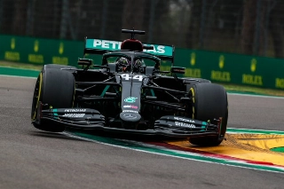Brit&acirc;nico adotou estrat&eacute;gia perfeita em Imola. Foto: Mercedes-AMG F1