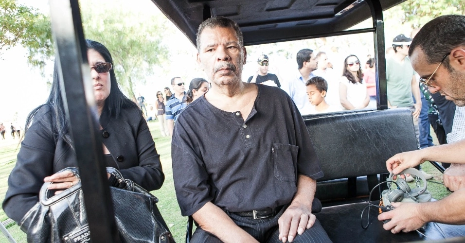 Mesmo debilitado, Maguila compareceu ao sepultamento do amigo Luciano do Valle em 20 de abril de 2014, em Campinas, ao lado da esposa Irani Pinheiro. Foto: UOL