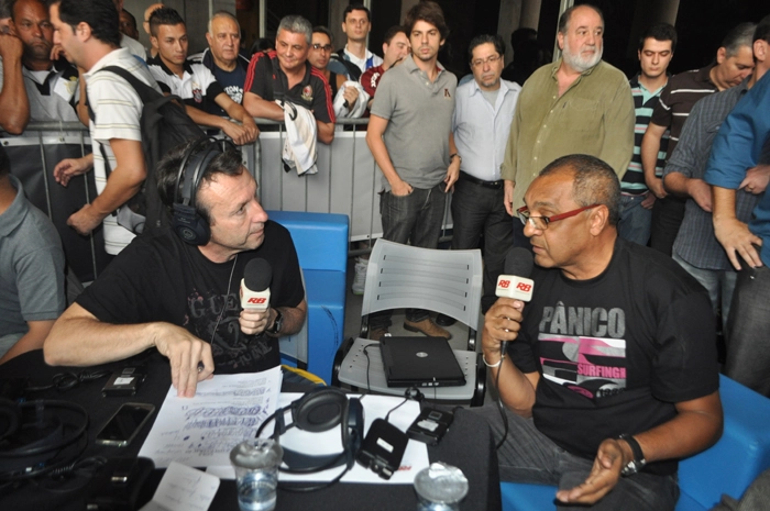 No dia 5 de maio de 2012, grandes personalidades do futebol e da mídia se encontraram no Museu do Futebol, em São Paulo, para comemorar o aniversário de 75 anos da Rádio Bandeirantes. Na imagem, dois ex-corintianos: Neto e Basílio. Foto: Ednilson Valia/Portal TT