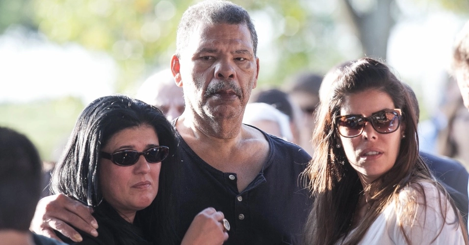 Mesmo debilitado, Maguila compareceu ao sepultamento do amigo Luciano do Valle em 20 de abril de 2014, em Campinas, ao lado da esposa Irani Pinheiro.&Agrave; direita, Fl&aacute;via, vi&uacute;va de Luciano do Valle. Foto: UOL