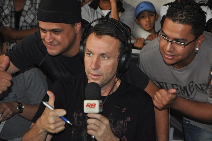 No dia 5 de maio de 2012, grandes personalidades do futebol e da mídia se encontraram no Museu do Futebol, em São Paulo, para comemorar o aniversário de 75 anos da Rádio Bandeirantes. Ex-jogador do Timão, Neto, com microfone nas mãos, é cercado por fãs. Foto: Ednilson Valia/Portal TT
