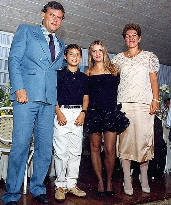 Em 1987, Milton Neves apresentou com Rogério Cardoso, Marcos Plonka e Tássia Camargo, uma 