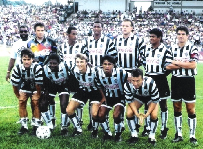 Em pé, da esquerda para a direita, Assis, Willian, Paulo Sérgio, Kanapkis, Èder Lopes e Paulo Roberto. Agachados, da esquerda para a direita, Gaúcho, Reinaldinho, Rosa, Darci, Bira e Neto. Foto: Carlos Diniz	

