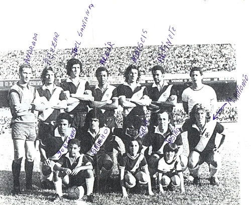 O Vasco posando para foto no Maracanã. Em pé estão Andrada, Paulo Cesar, Joel Santana, Alcir, Moisés e Alfinete; agachados vemos Jorginho, Gaúcho, Silva, Tostão e Marco Antônio
