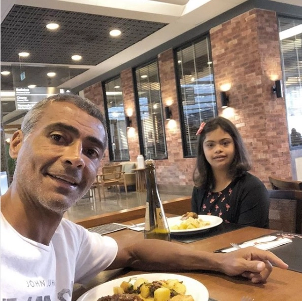 No Rio de Janeiro, Romário almoça com a filha, em abril de 2018. (Foto: Reprodução - Instagram @romariofaria)