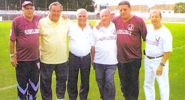 Da esquerda para a direita: F&eacute;lix, Lelo, Armando, Marco Aur&eacute;lio, Leivinha e Giba, no est&aacute;dio da Rua Javari, em 2004. Foto: revista oficial do Juventus.