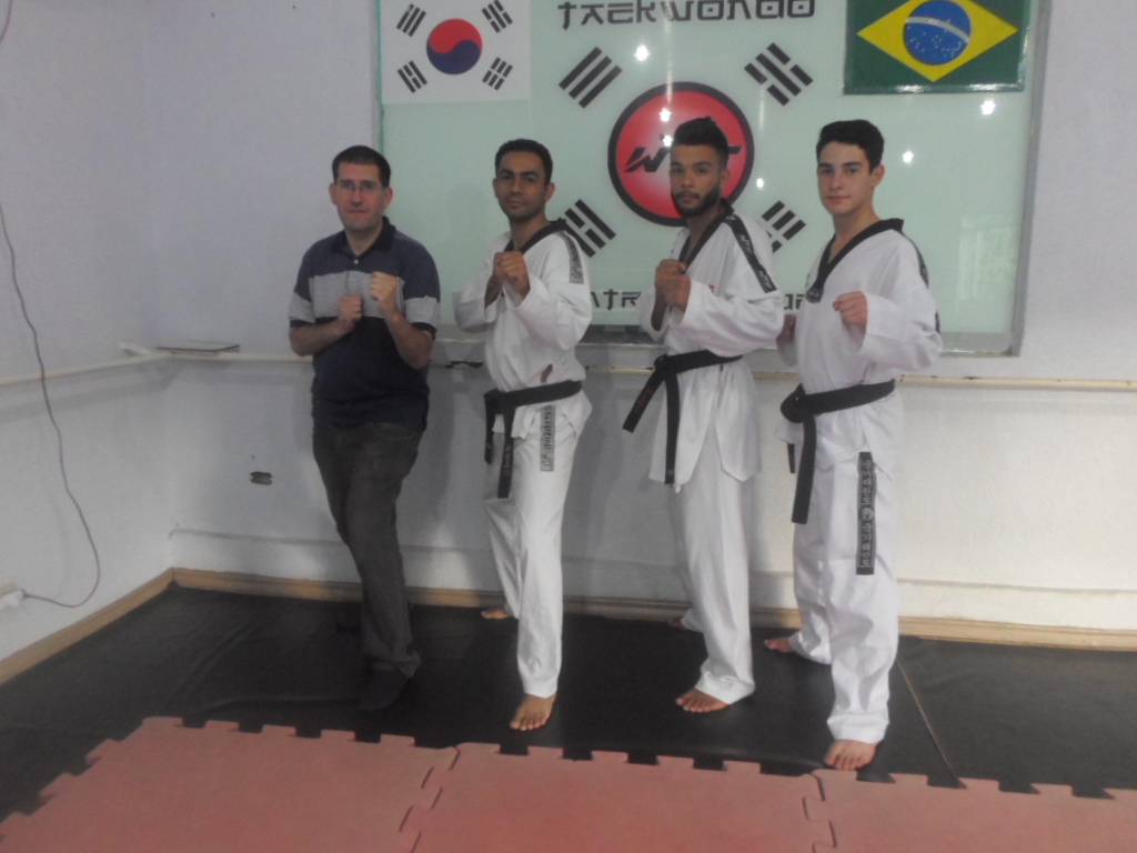Entrevista do jornalista Maurício Sabará sobre taekwondo na Academia Contra Ataque