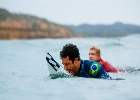 Italo Ferreira toca o sino de Bells Beach e Silvana Lima para na semifinal