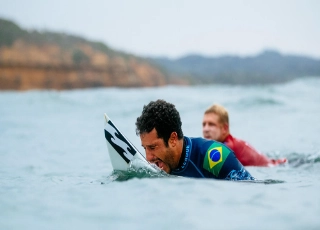 Italo Ferreira toca o sino de Bells Beach e Silvana Lima para na semifinal
