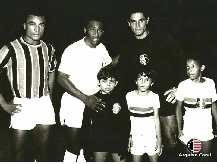 Em 7 de outubro de 1973, pouco antes do início de Santa Cruz 3 x 2 Santos pelo Campeonato Brasileiro, jogo disputado no Estádio do Arruda. Da esquerda para a direita: Ramon, Pelé e o goleiro Gilberto