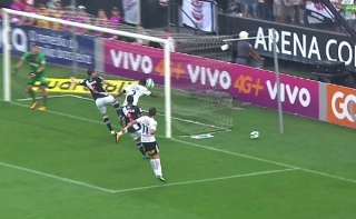 O &aacute;rbitro adicional estava concentrado em ver se a bola entraria ou n&atilde;o