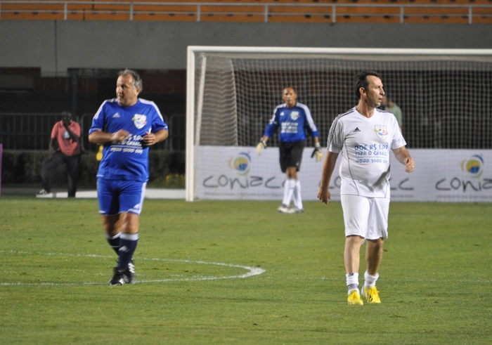 Zico e Neto se enfrentaram em jogo beneficente no estádio do Pacaembu no dia 6 de dezembro de 2012. Foto: Danielle Nhoque