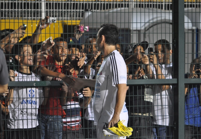 Crianças pedem autógrafo para Neto no jogo promovido pelo GRAACC, dia 6 de dezembro de 2012, no Pacaembu. Foto: Danielle Nhoque