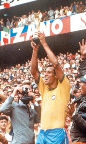 Carlos Alberto Torres erguendo a taça da Copa de 70! Foto: UOL