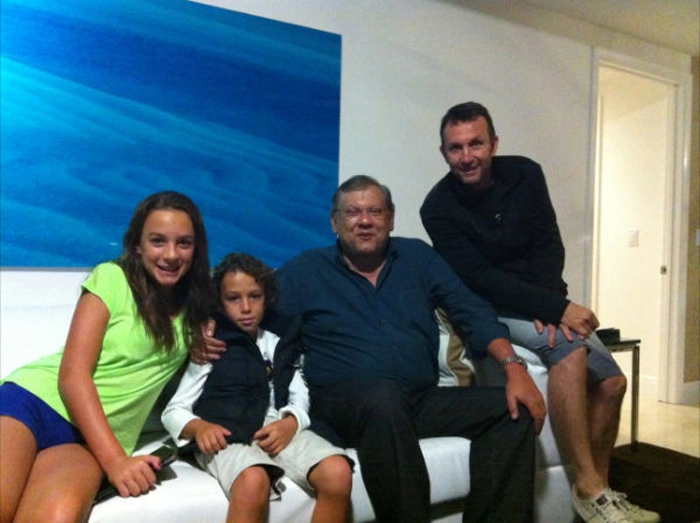 Da esquerda para a direita, Luiza (filha de Neto), Gustavo (filho de Neto), Milton Neves e Neto. Foto: Arquivo pessoal