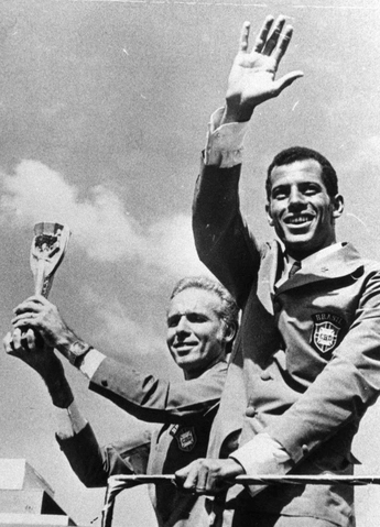 Zagallo e Carlos Alberto Torres desfilando com a taça da Copa de 1970. Foto; UOL