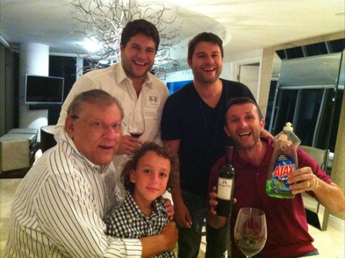 Da esquerda para a direita, Milton Neves abraçado com Gustavo (filho de Neto), Netto Neves, Rafael Neves e Neto fazendo uma de suas gracinhas. Foto: Arquivo pessoal