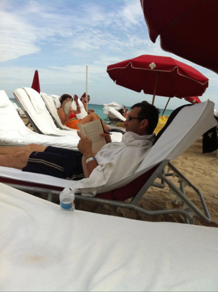 Neto descansa na praia e aproveita para ler um bom livro. Foto: Arquivo pessoal