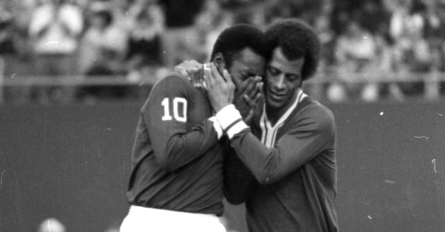 Carlos Alberto Torres consolando o Rei Pelé, na época em que os dois defendiam o NY Cosmos. Foto; UOL