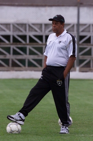 Em 2002, treinando o Botafogo: Foto: UOL