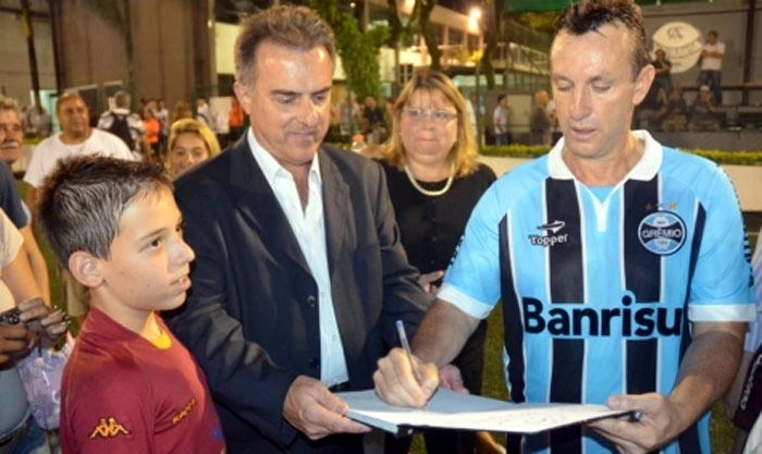 Com a camisa do Grêmio, Neto, deu inúmeros autógrafos em 14 de fevereiro de 2013, no Clube Atlético Ypiranga, em São Paulo. Crédito da foto: Site e revista do Clube Atlético Ypiranga. 