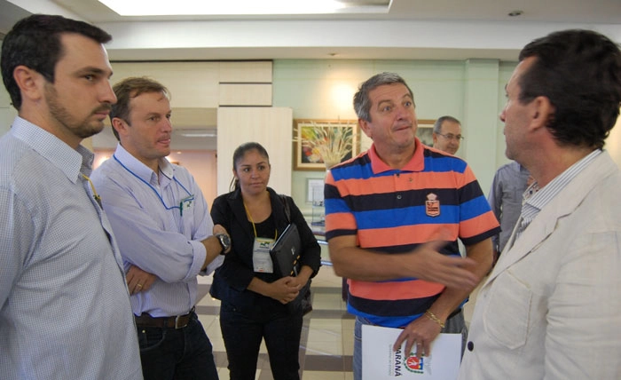 O senhor de camisa listrada ficou admirado com a piada contada pelo ex-corintiano e o cumprimentou. Crédito: Encontro de Gestores Públicos do Esporte, em Foz do Iguaçu/PR, em 22 de março de 2013. Foto: Secretaria de Estado do Esporte
