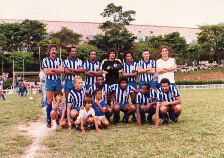 O time de veteranos Milionários, quando de uma partida amistosa com a Seleção de Diadema, no campo da Nakata S.A., nos anos 80. Em pé, da esquerda, o primeiro é Chicão, Jaime é o segundo, o terceiro é Lima, Oreco é o quinto e Dudu o sexto. Agachados, aparecem Ademir da Guia, Nei, Campos, Paraná e Adãozinho. Foto enviada por João Tomaz da Silva