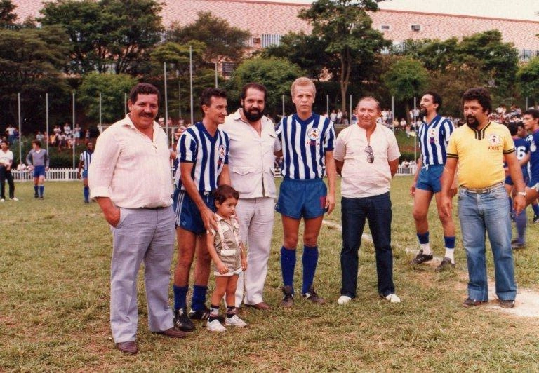 Antes de um amistoso entre Milionários e Seleção de Diadema, nos anos 80. Com o uniforme listrado, aparecem Dudu, Ademir da Guia e Minuca