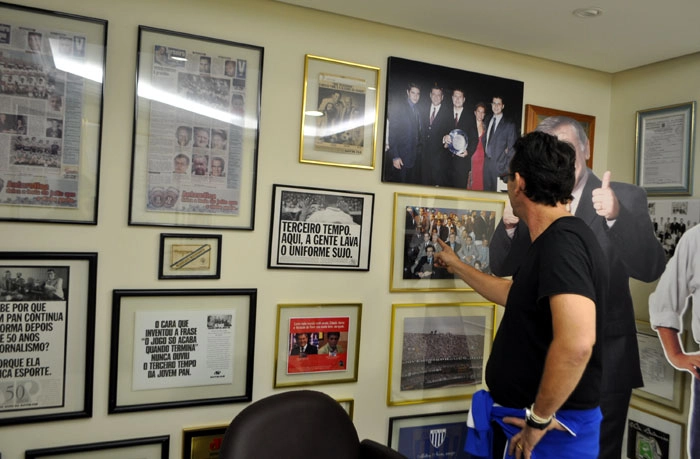 Apontando para o seu maior ídolo no rádio: Fiori Giglioti. Foto: Kennedy Andrés, no dia de 30 de março de 2013,na sede do Portal Terceiro Tempo, em São Paulo.