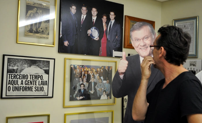 O momento não foi registrado, mas Neto abraçou o totem de Milton Neves. Foto: Kennedy Andrés, no dia de 30 de março de 2013, na sede do Portal Terceiro Tempo, em São Paulo.