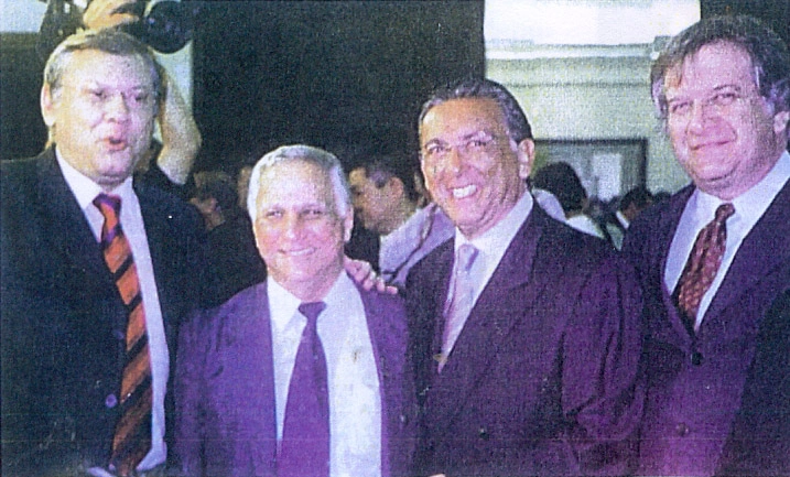 Milton Neves, Armando Raucci, Galvão Bueno e Ayrton, em um evento do Clube Atlético Juventus, em 2004. Foto: revista oficial do Juventus