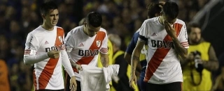 O composto com ácido e pimenta, de cor alaranjada, foi o que causou lesões na pele e nos olhos de três jogadores do River, diz a polícia local