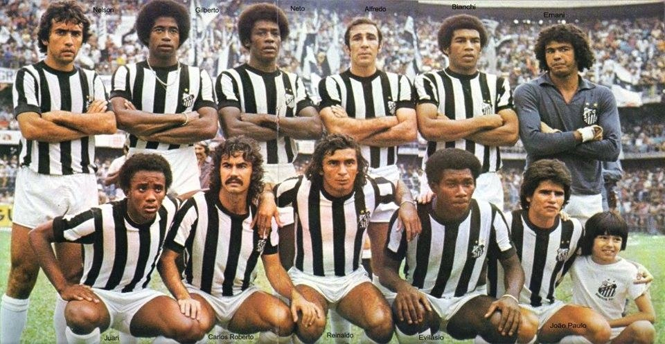 Na Vila, em 06 de novembro de 1977, ocasião em que o Santos perdeu para o Botafogo de Ribeirão Preto por 1 a 0, gol de Sócrates. Nelsinho, Gilberto Sorriso, Neto, Alfredo Mostarda, Bianqui e Ernani. Agachados: Juary, Carlos Roberto, Reinaldo, Evilásio e João Paulo