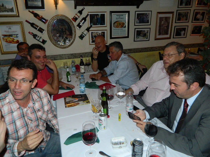 Neto, Ricardo Taves, Fabinho, Ronaldo, Marcio Bitencourt, Milton Neves e Dr. Herí conversam durante o encontro no dia 2 de maio de 2013 