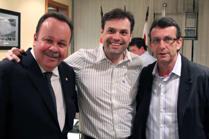 Da esquerda para a direita, o vereador Ricardo Goulart, pessoa não identificada e Neto, onde recebeu ele recebeu o título de cidadão paulistano em sessão solene. Foto: Câmara Municipal de São Paulo