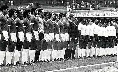 O campeão (Inter-RS) e o vice nacional de 1976 (Corinthians) se enfrentariam pela Libertadores da América. O palco era o estádio do Morumbi. O jogo realizado no dia 3 de abril de 1977 terminou empatado. Os laterais foram os artilheiros do duelo. Zé Maria fez para o Timão e Vacaria marcou para o Colorado. Primeiro, aquele forte time gaúcho, talvez o melhor do mundo na época, e o aguerrido Corinthians. Da esquerda para a direita, Dario, Batista, Caçapava, Valdomiro, Marião, Manga, Hermínio, Falcão, Pedrinho Gaúcho, Vacaria e Cláudio Duarte. Entre os dois auxiliares estava o árbitro uruguaio Ramón Ruiz Barreto. Em seguida, aparecem os corintianos Zé Maria, Wladimir, Palhinha, Basílio, Vaguinho, Givanildo, Edu, Zé Eduardo, Geraldão, Moisés e Jairo.
