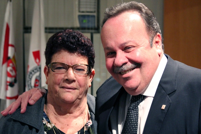 A mãe do Neto, dona Maria Aparecida dos Santos e o vereador Ricardo Goulart. Foto: Câmara Municipal de São Paulo