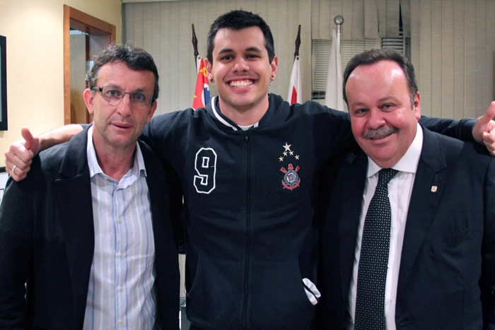 Da esquerda para a direita, Neto, um torcedor do Corinthians e o vereador Ricardo Goulart, onde recebeu ele recebeu o título de cidadão paulistano em sessão solene. Foto: Câmara Municipal de São Paulo 