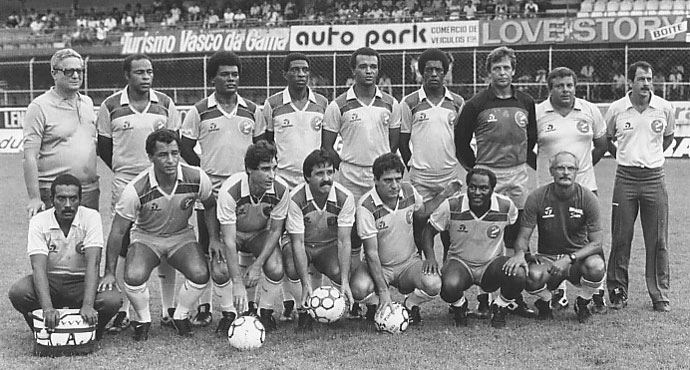 Seleção Brasileira de masters. Da esquerda para a direita, em pé: Teodoro, Toninho Baiano, Djalma Dias, Jaime de Almeida, Marco Antônio, Ado e Luciano do Valle. Agachados: Gil, Paulo César Carpegiani, Lola, Dicá, Edu e um membro da comissão técnica. Foto enviada por Marcos Falopa