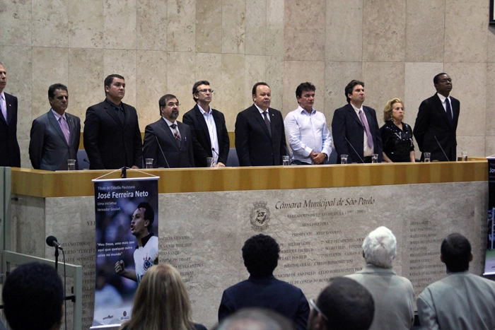 Da esquerda para a direita, Dr. Marco Aurélio Cunha é o quarto, Neto é o quinto, o vereador Ricardo Goulart é o sexto, Andrés Sanchez é o sétimo e Marlene Matheus é a nona. Foto: Câmara Municipal de São Paulo