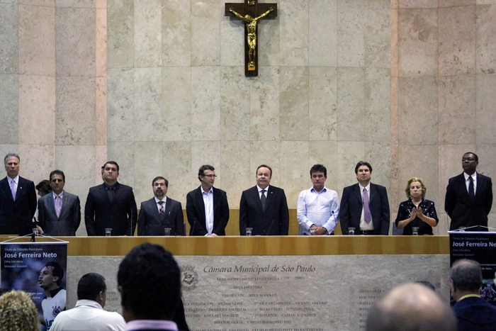 Da esquerda para a direita, Dr. Marco Aurélio Cunha é o quarto, Neto é o quinto, o vereador Ricardo Goulart é o sexto, Andrés Sanchez é o sétimo e Marlene Matheus é a nona. Foto: Câmara Municipal de São Paulo