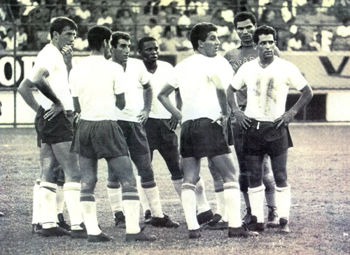 Seleção brasileira de 1965. Da direita para a esquerda: Bianchini, Manga, Roberto Dias, Paraná, Gérson, Rildo (de costas) e Bellini.

